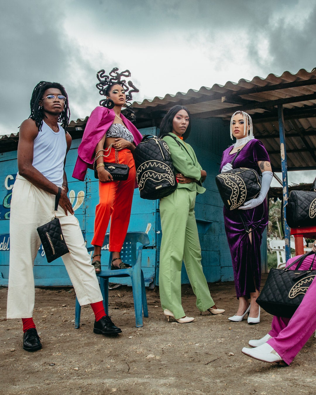 NOIR QUILT GOLD CHAIN SHARK CROSSOVER CLUTCH