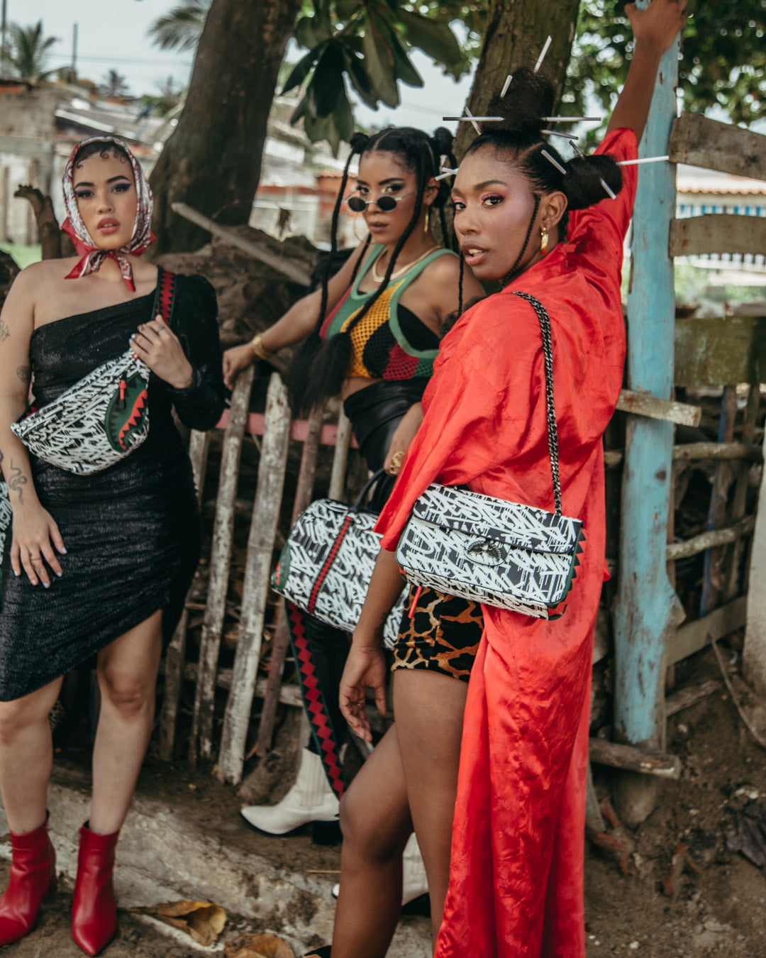 NIGHT NIGHT SHARKCHAIN HANDBAG